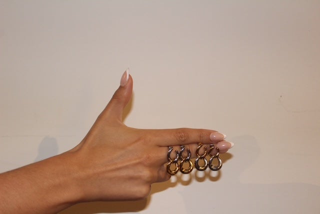 Tres jóvenes vizcaínos crean una marca de pendientes intercambiables que combinan con todos los looks