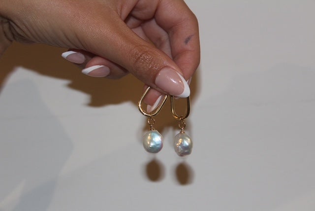 Tres jóvenes vizcaínos crean una marca de pendientes intercambiables que combinan con todos los looks