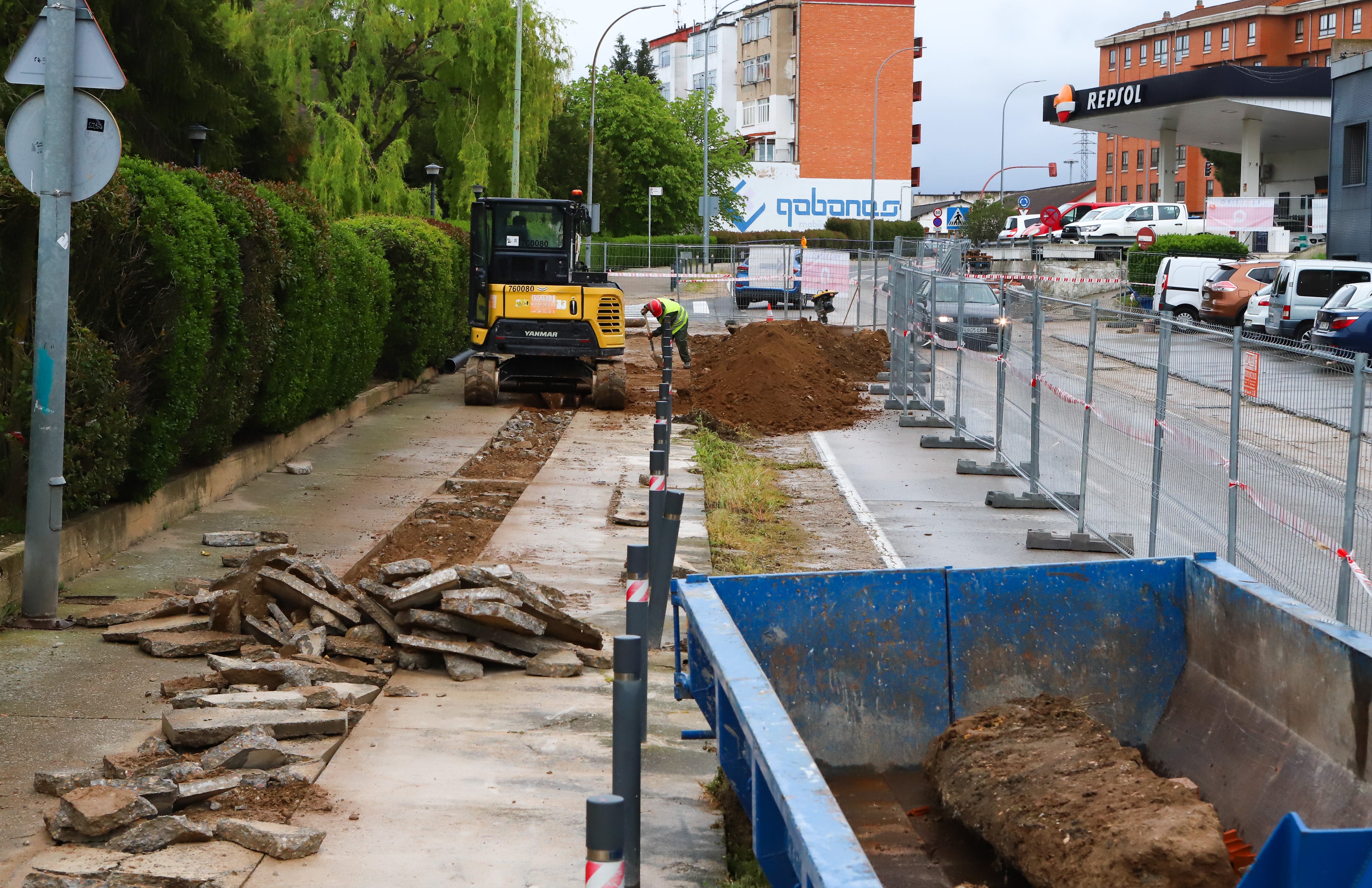 Una obra de la gasolinera de la N-1 daña una tubería y provoca cortes de agua en Miranda