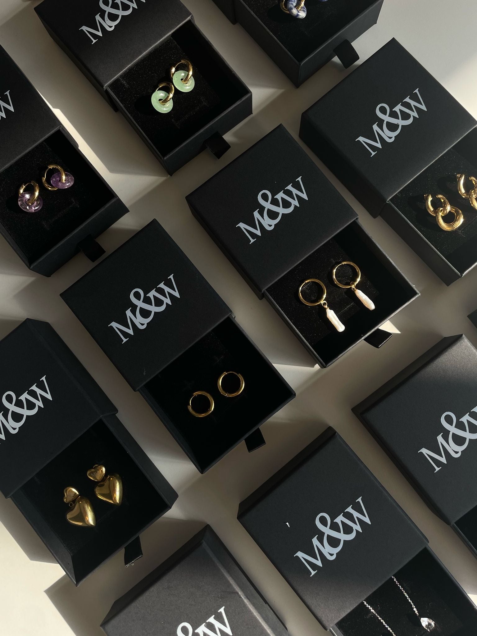 Tres jóvenes vizcaínos crean una marca de pendientes intercambiables que combinan con todos los looks