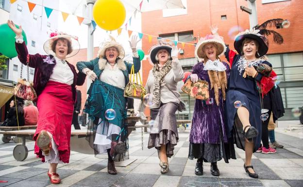 Bloomsday Festival. Un grupo de amigas vestidas para la celebración.