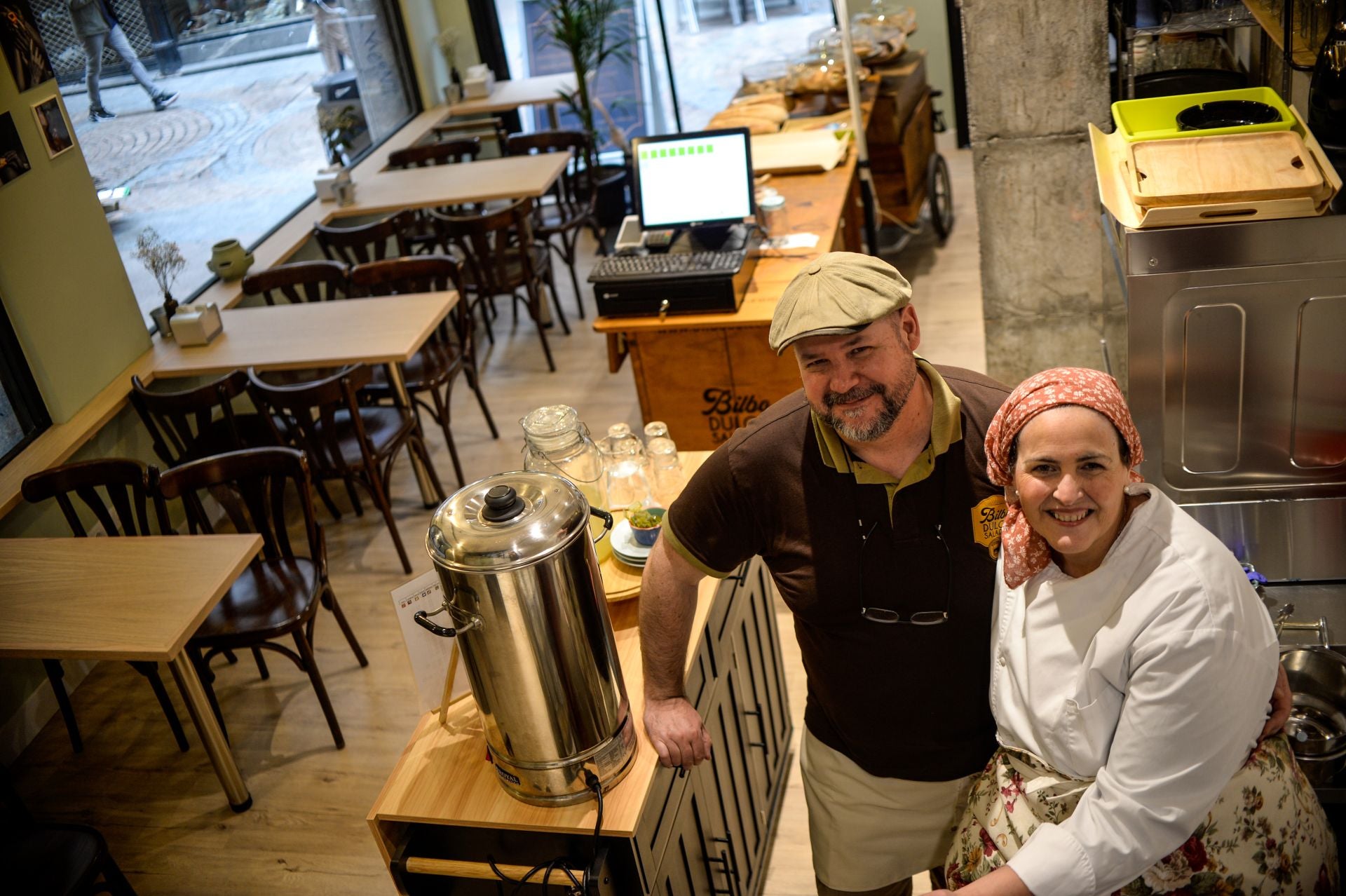 María y Luis, la pareja conocida por sus dulces caseros abre una cafetería en Bilbao con desayunos, meriendas y hasta plato del día