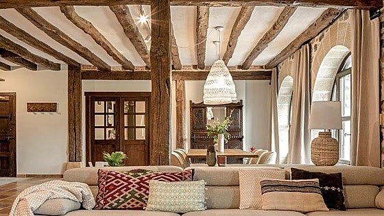 El caserío de una familia en Orozko convertido en un refugio 'boho chic' con vistas al Gorbea