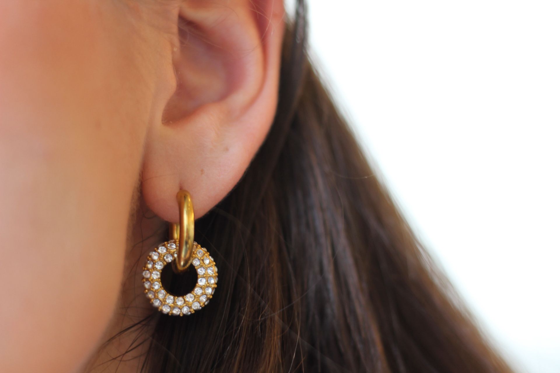 Tres jóvenes vizcaínos crean una marca de pendientes intercambiables que combinan con todos los looks