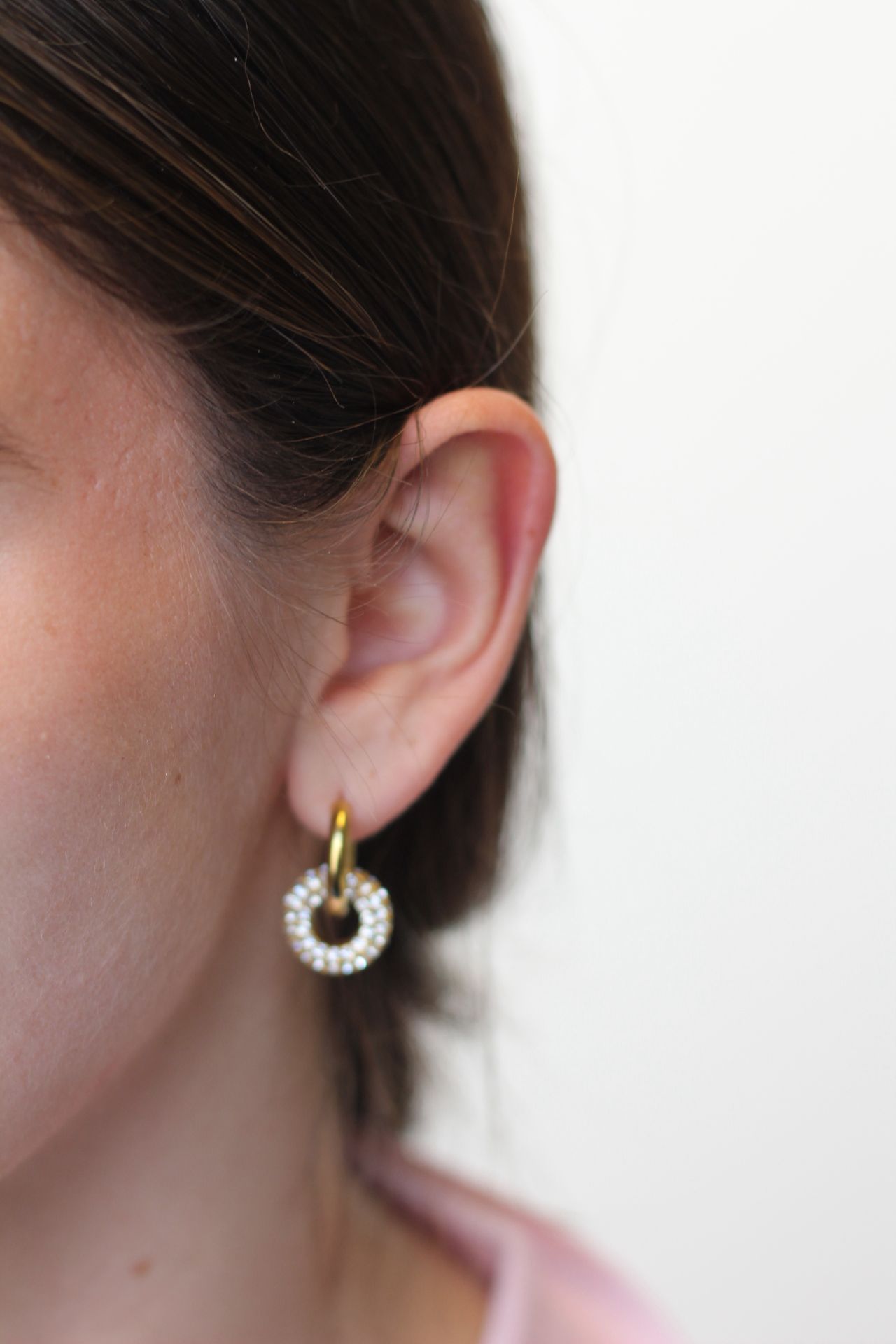 Tres jóvenes vizcaínos crean una marca de pendientes intercambiables que combinan con todos los looks
