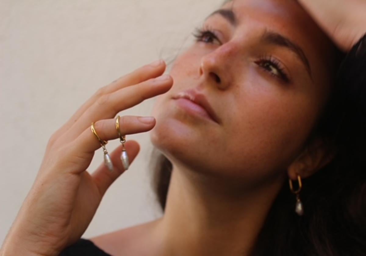 Tres jóvenes vizcaínos crean una marca de pendientes intercambiables que combinan con todos los looks