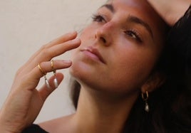 Tres jóvenes vizcaínos crean una marca de pendientes intercambiables que combinan con todos los looks