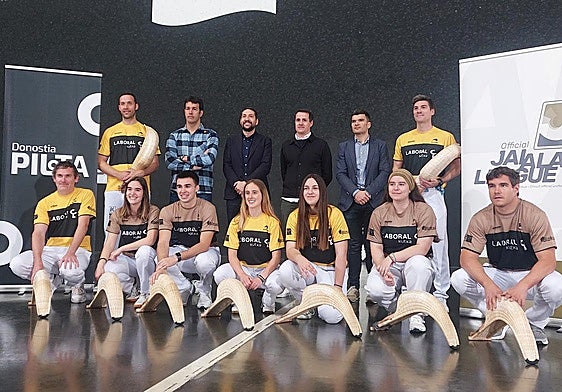 Puntistas y representantes municipales, durante la presentación de la finales a cuatro.