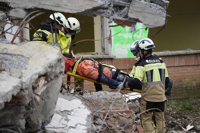 Momento en el que los bomberos simulan el rescate de un herido.