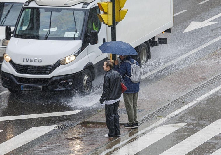 Situación invernal con chubascos y tormentas en la mayor parte de la península.