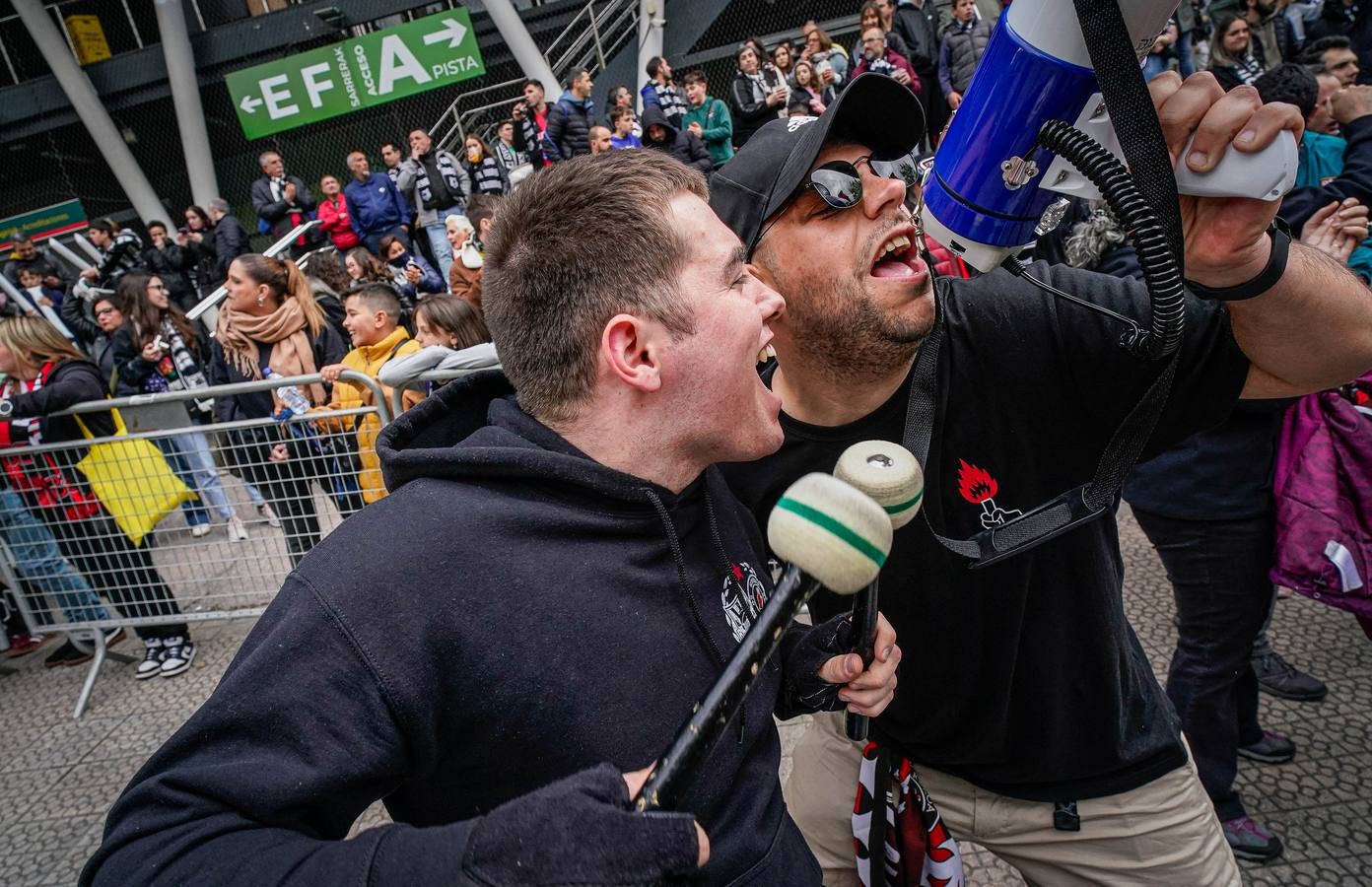 Espectacular recibimiento de la afición al Bilbao Basket antes de la final