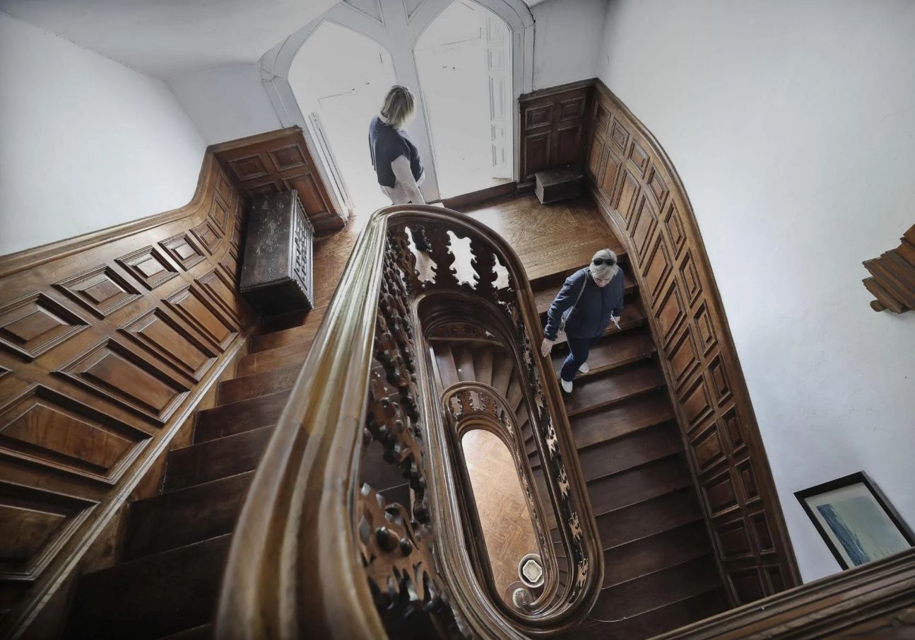 La escalera de madera de Guinea es la espina dorsal de la edificación.