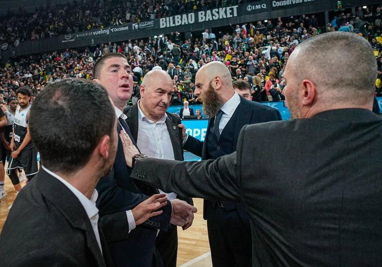 Pique final entre los cuerpos técnicos de Bilbao Basket y PAOK Salónica