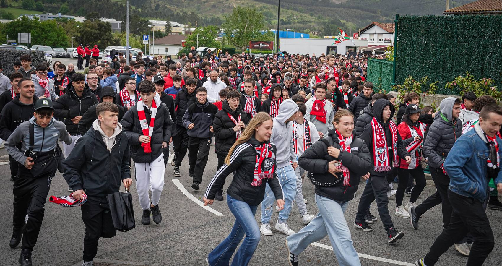 Las imágenes de los cientos de aficionados que apoyan al equipo en Lezama