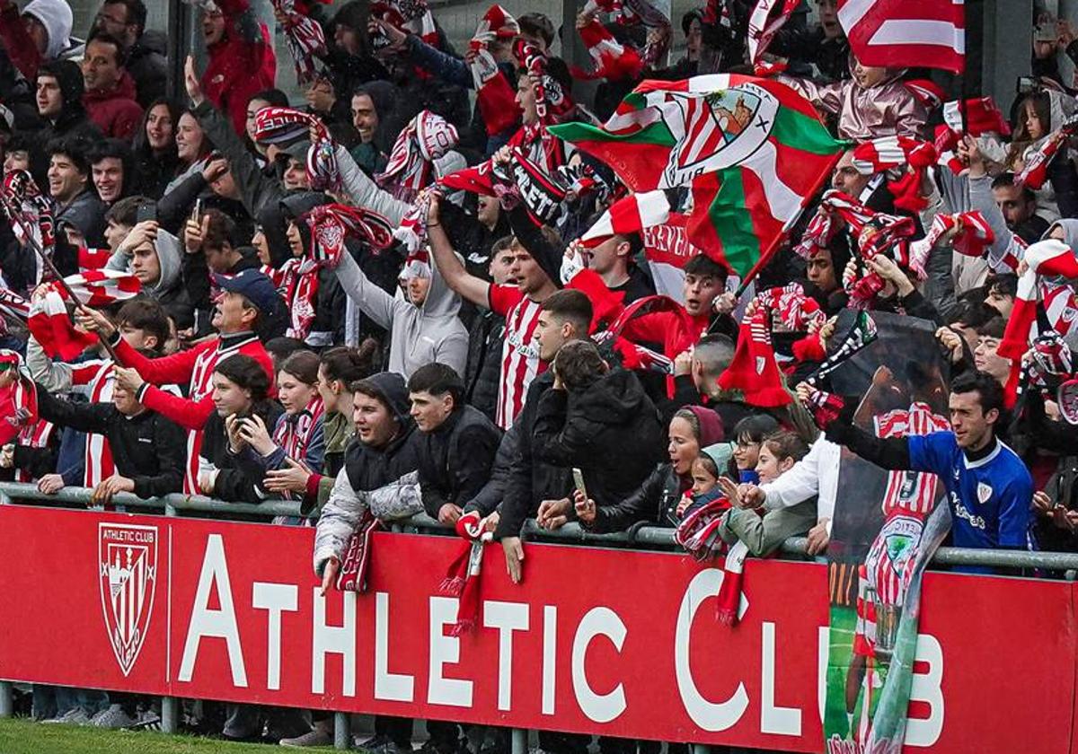 Las imágenes de los cientos de aficionados que apoyan al equipo en Lezama