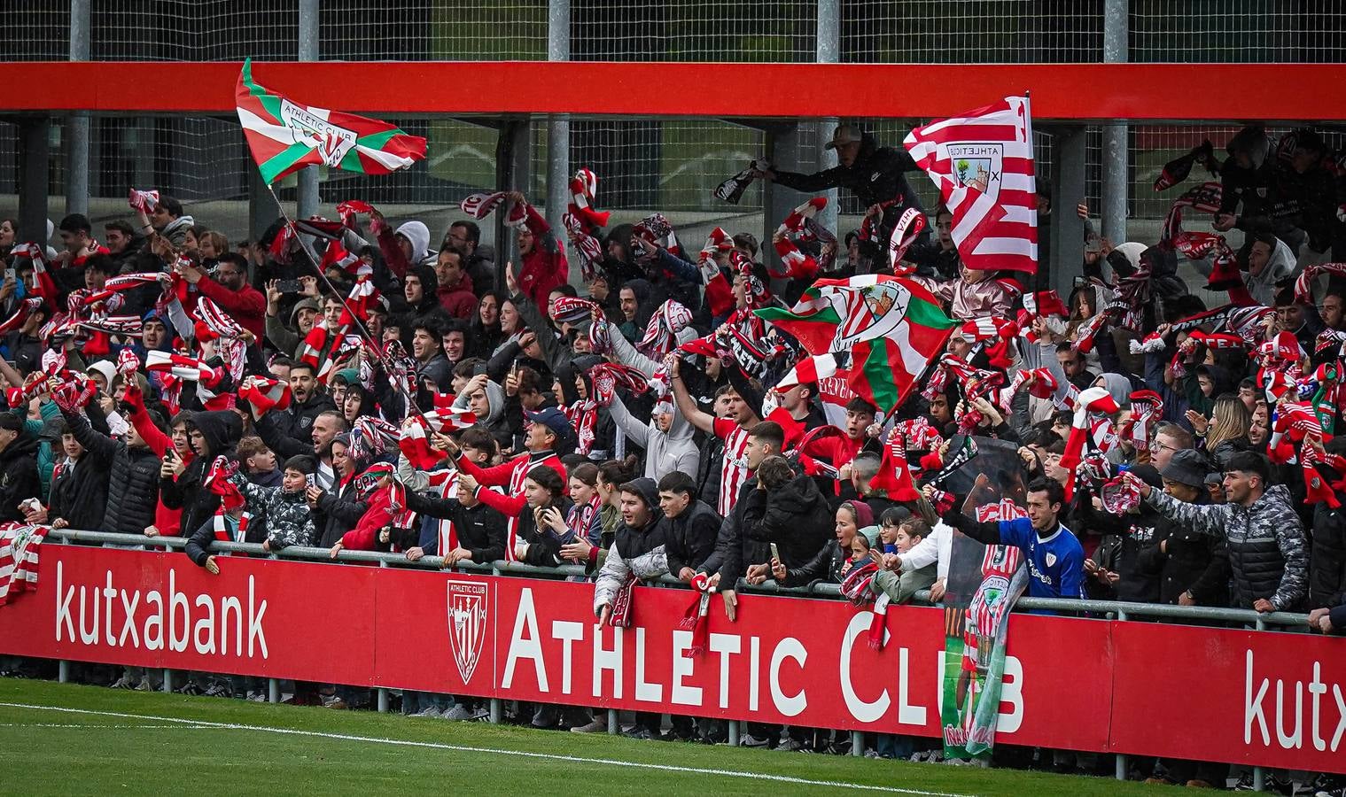 Las imágenes de los cientos de aficionados que apoyan al equipo en Lezama