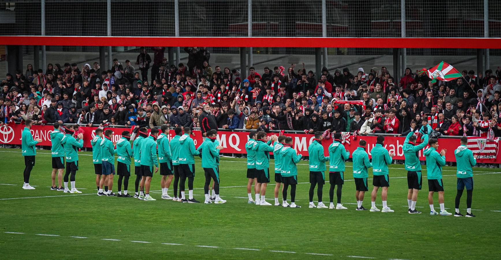 Las imágenes de los cientos de aficionados que apoyan al equipo en Lezama