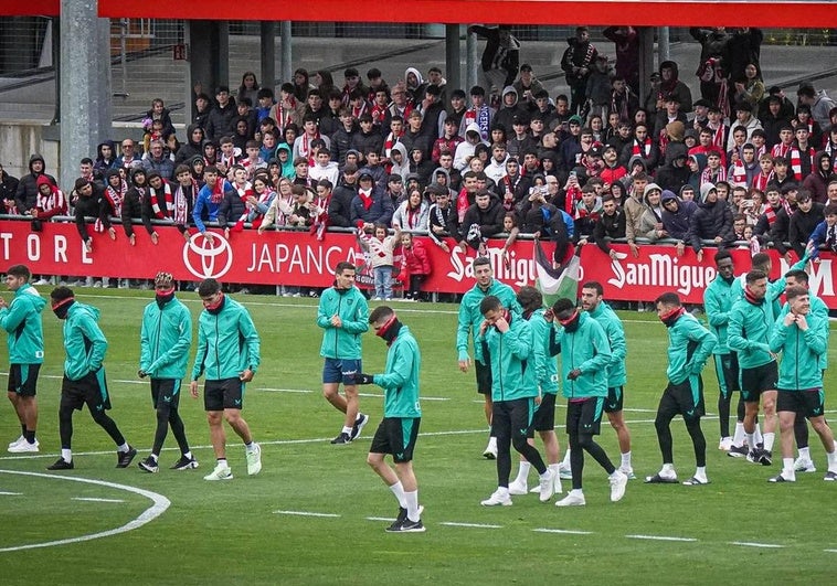 La afición ha vuelto a tomar Lezama para animar al equipo antes del choque ane el Rangers.