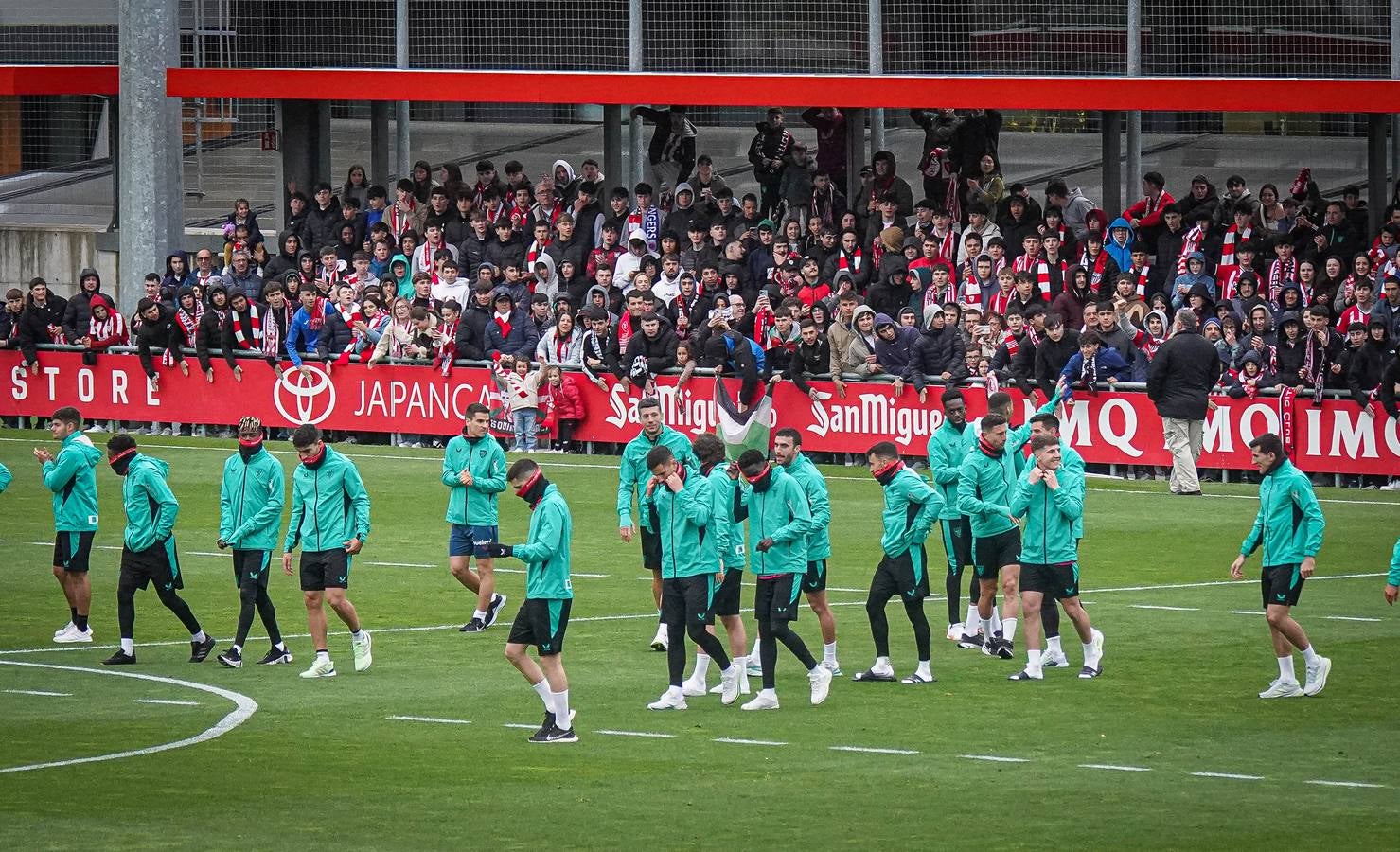 Las imágenes de los cientos de aficionados que apoyan al equipo en Lezama
