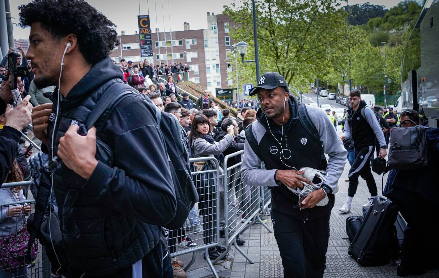 Espectacular recibimiento de la afición al Bilbao Basket antes de la final