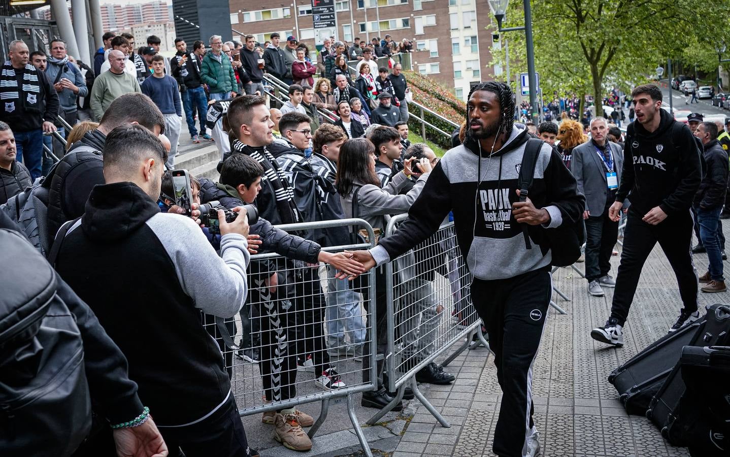 Espectacular recibimiento de la afición al Bilbao Basket antes de la final