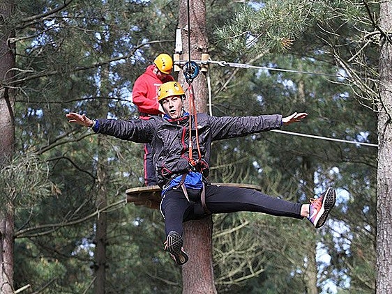 Las tirolinas del parque de Mendexa atraen a los amantes de la aventura.