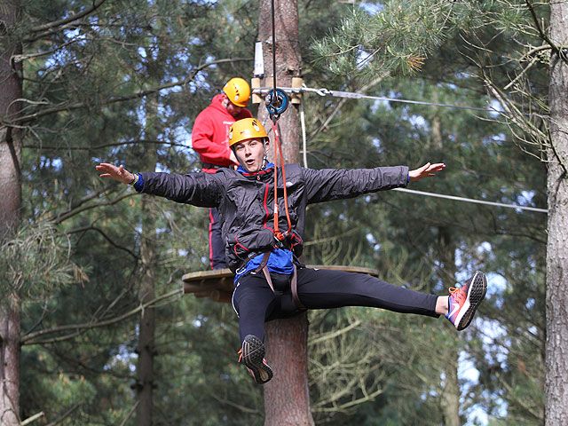 Lea Artibai oferta turismo activo con una visita a la cueva de Lamiak, una vía ferrata y tirolinas