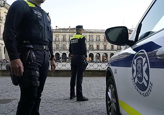 Dos agentes locales en la puerta del Ayuntamiento de Vitoria, en la plaza de España.