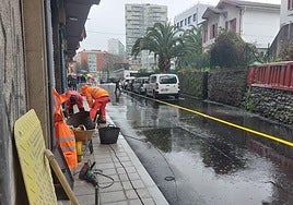 La nueva obra eleva la carretera al mismo nivel que la acera, disminuyendo la seguridad.