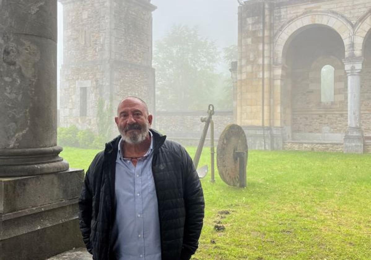 Imagen principal - Felix Moreno, encargado del mantenimiento del santuario desde hace ocho años.