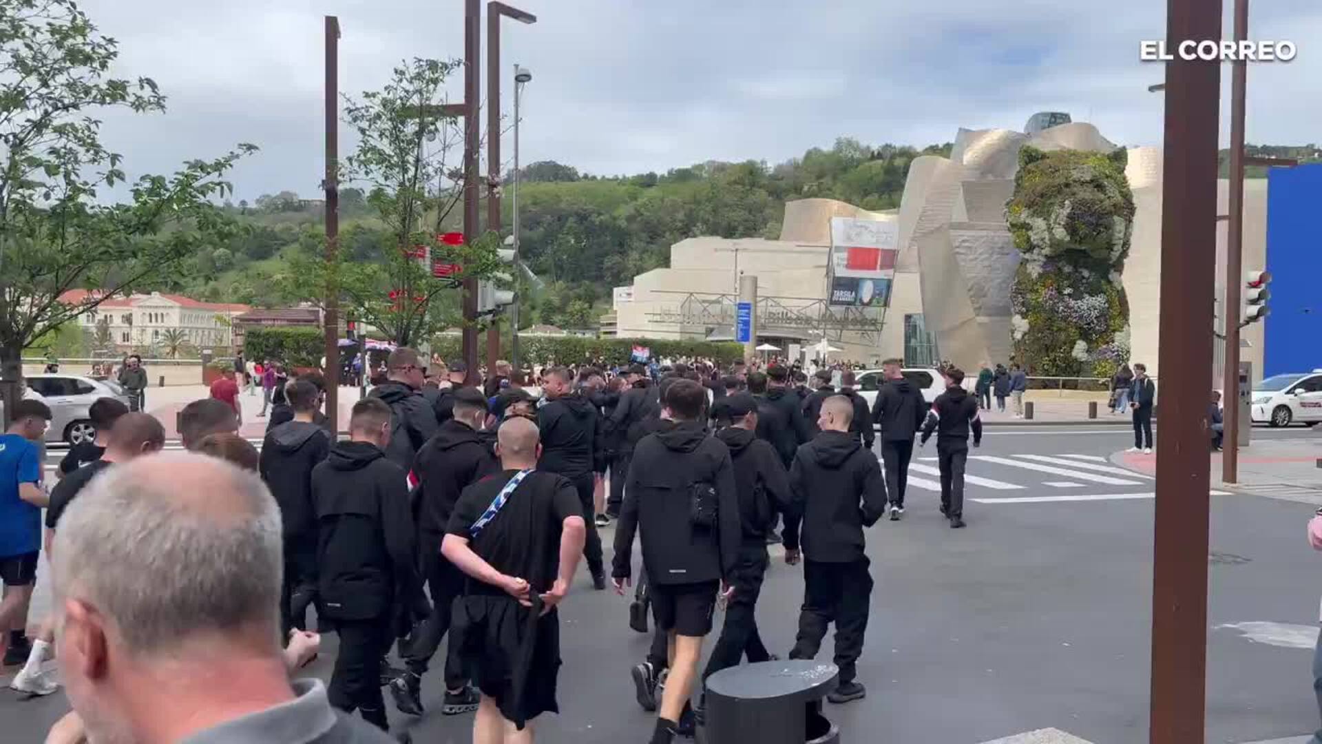 Hinchas del Rangers vestidos completamente de negro se dirigen al punto de encuentro del Guggenheim