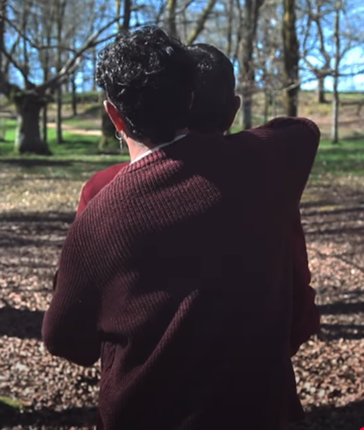 Imagen secundaria 2 - Varias escenas del videoclip`de 'Sol