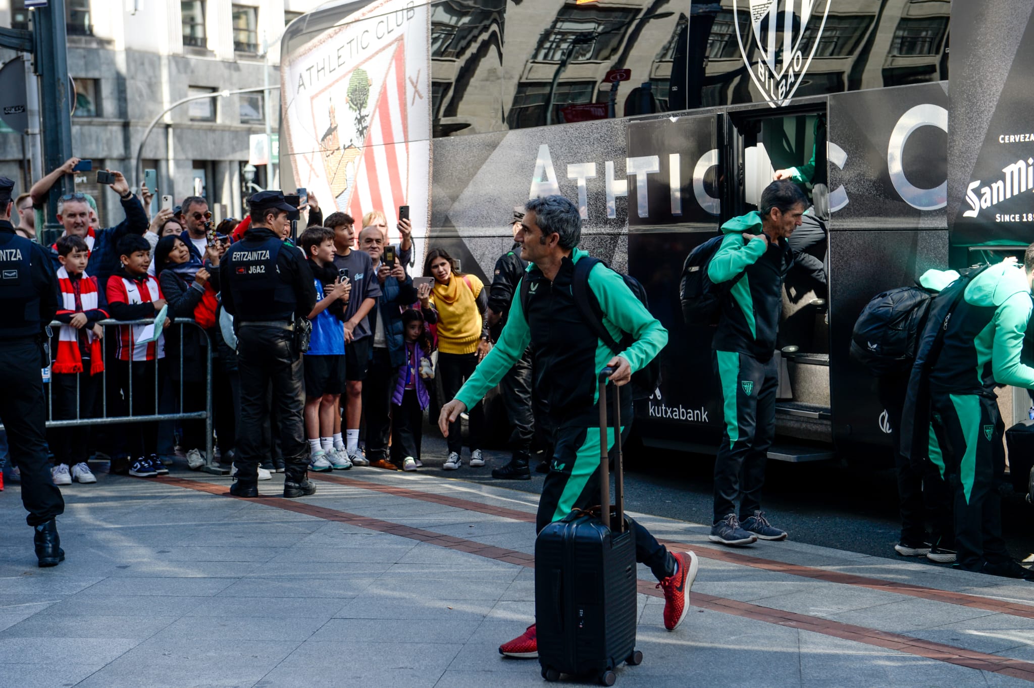 Un centenar de aficionados recibe a los futbolistas del Athletic en el Carlton