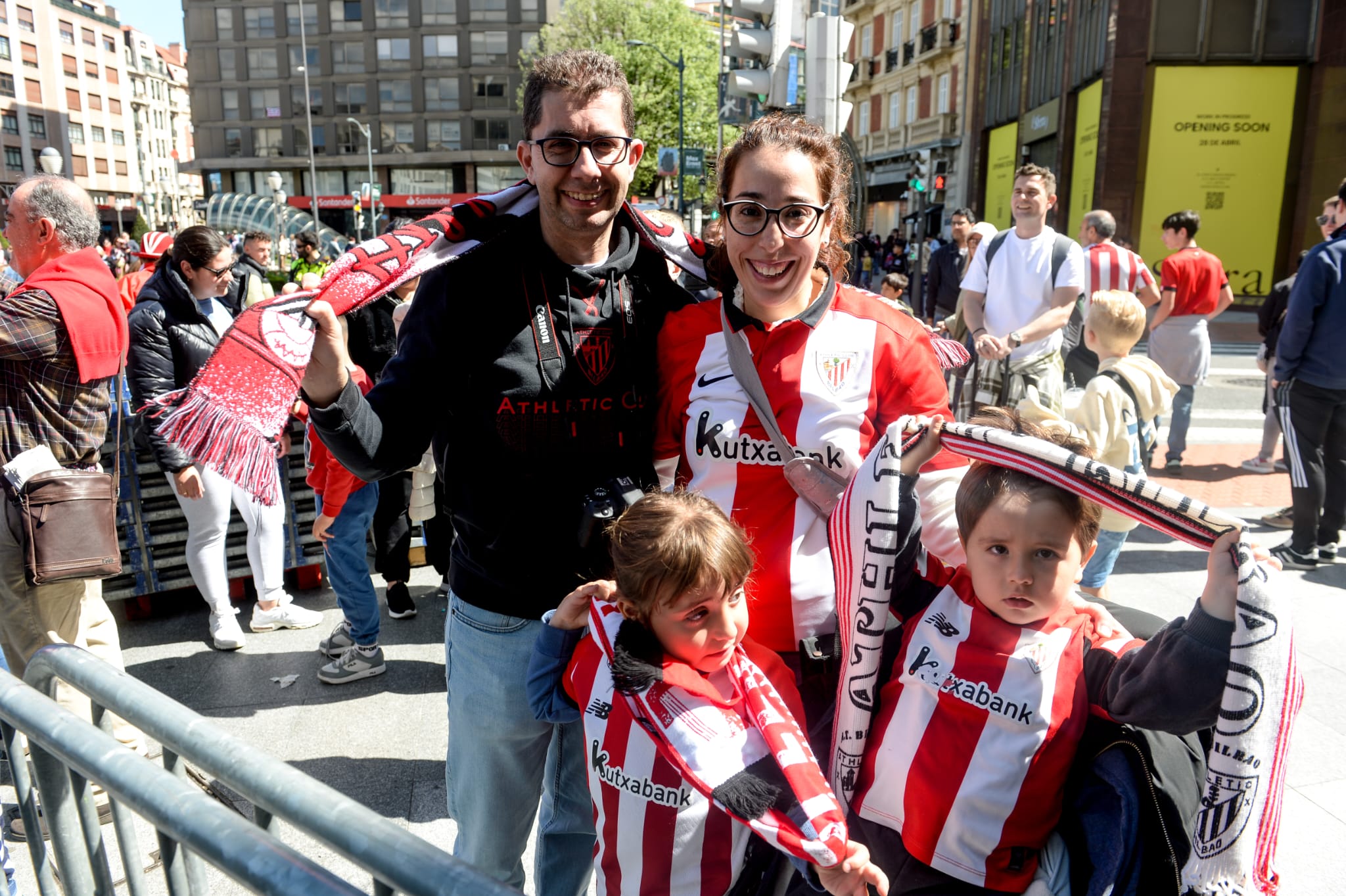 Un centenar de aficionados recibe a los futbolistas del Athletic en el Carlton