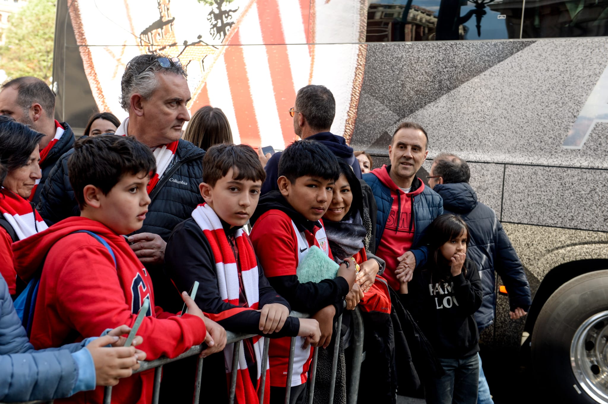 Un centenar de aficionados recibe a los futbolistas del Athletic en el Carlton