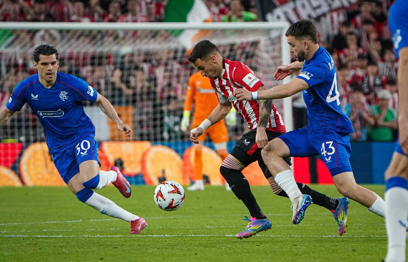 El ambiente en la grada y momentos del partido