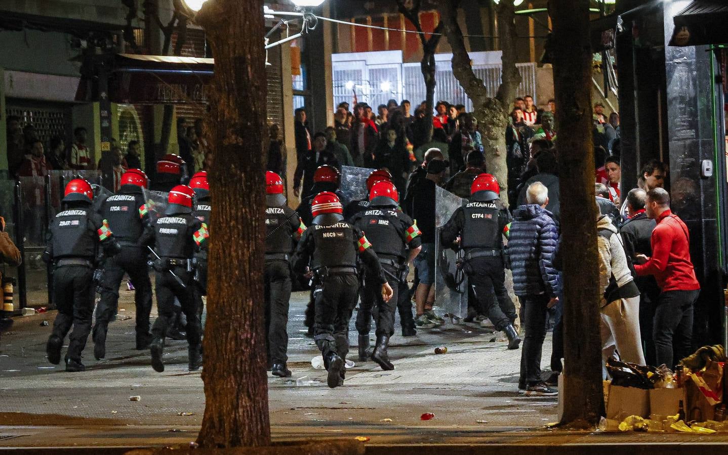 Athletic-Rangers: Las imágenes de los incidentes en la explanada de San Mamés