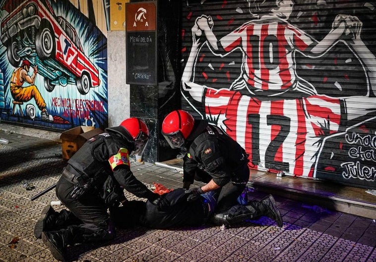 Directo: la Ertzaintza carga en la explanada de San Mamés y detiene a un aficionado