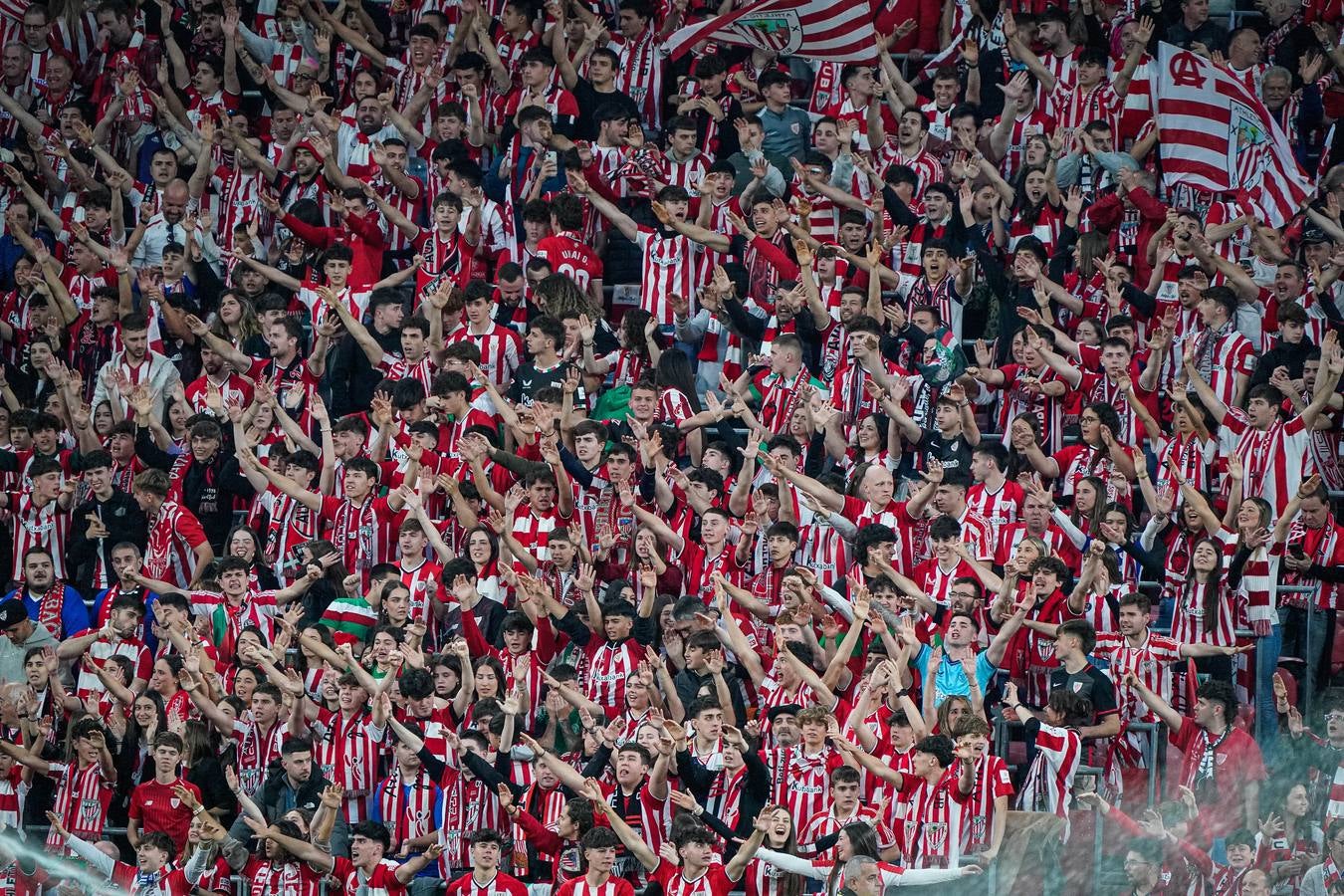 El ambiente en la grada y momentos del partido