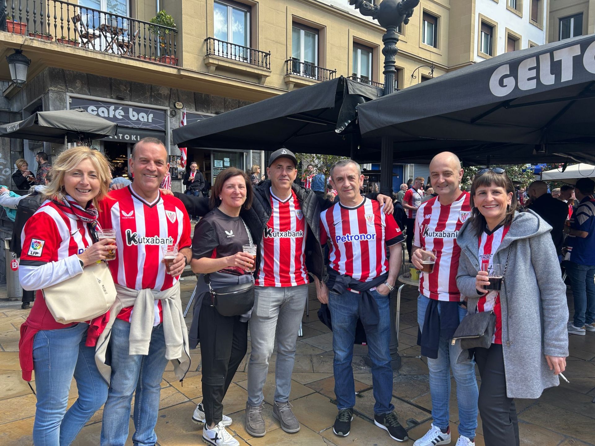 Así vivieron las aficiones del Athletic y el Rangers las horas previas al partido de San Mamés