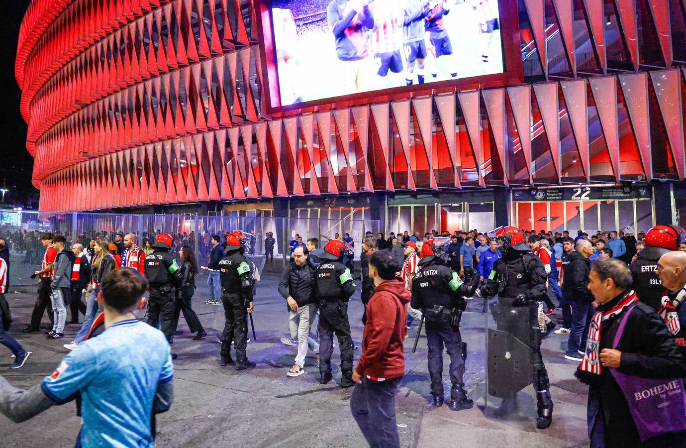Athletic-Rangers: Las imágenes de los incidentes en la explanada de San Mamés
