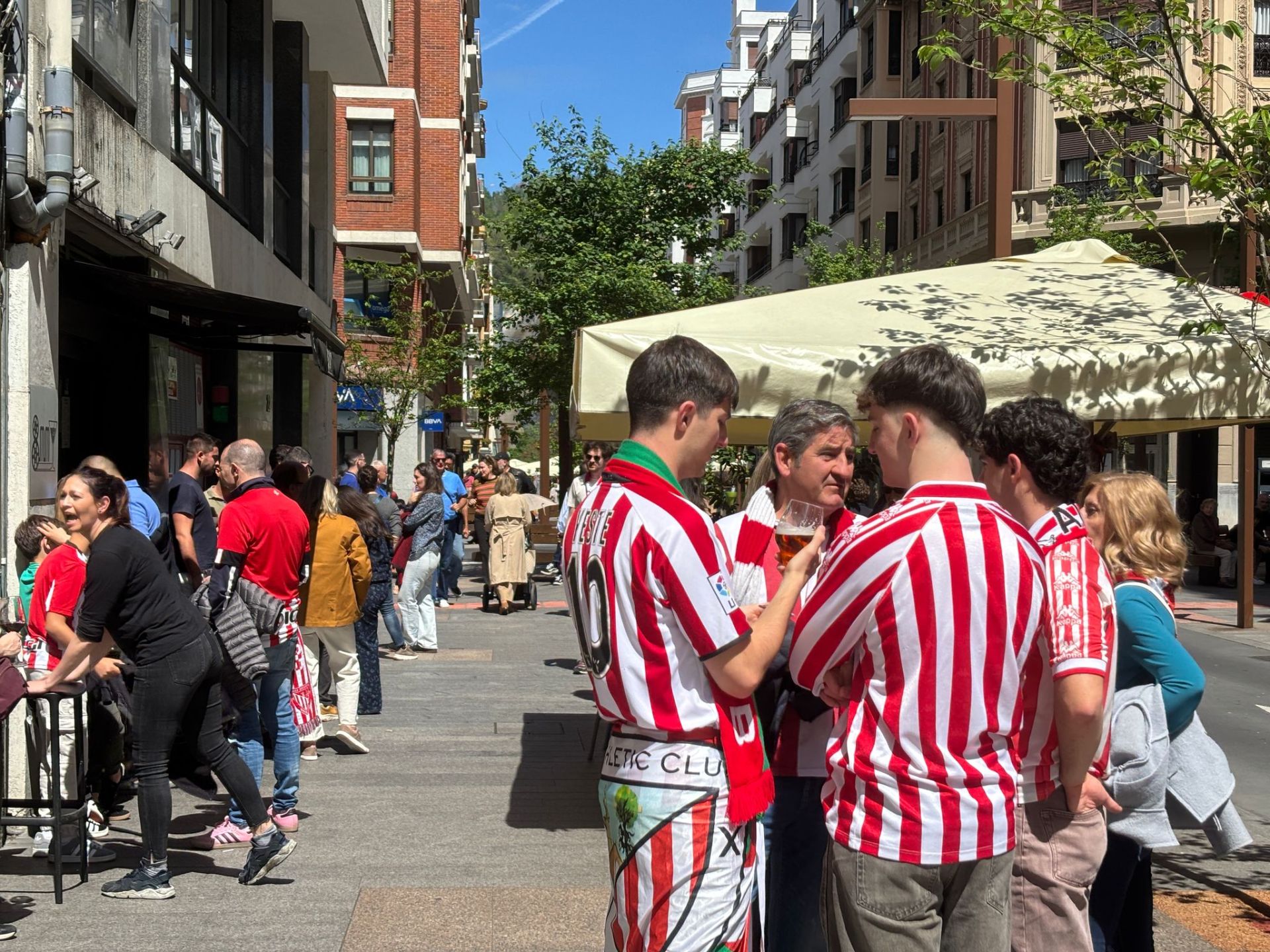 Así vivieron las aficiones del Athletic y el Rangers las horas previas al partido de San Mamés