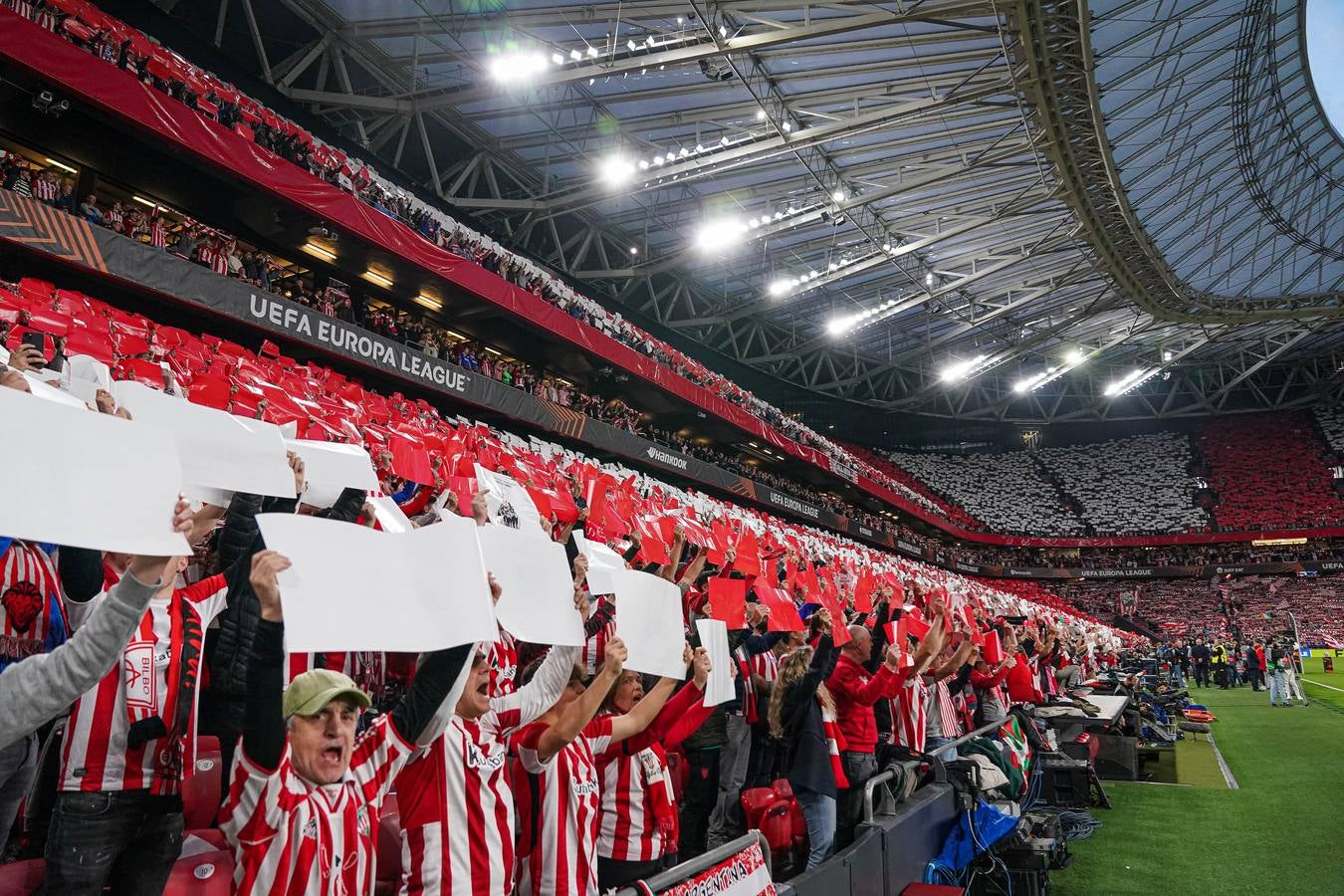 El ambiente en la grada y momentos del partido