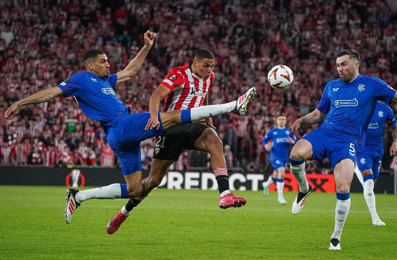 El ambiente en la grada y momentos del partido