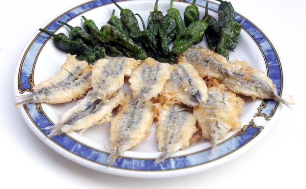 Plato de anchoas albardadas con pimientos verdes.