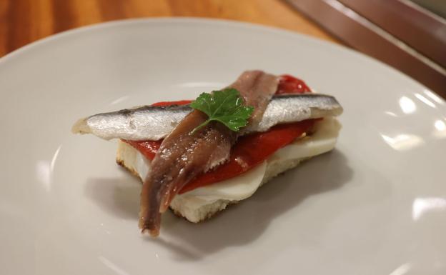 Matrimonio (pan frito, huevo duro, pimiento rojo, anchoa y boquerón).