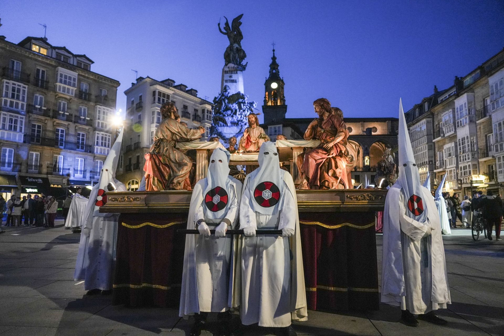 La Procesión del Silencio llega a la Plaza de la Virgen Blanca.
