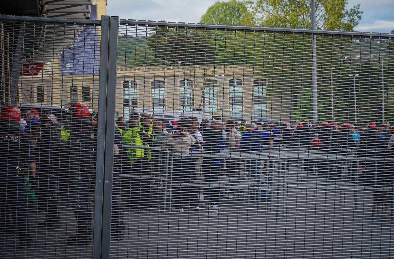 Así ha sido el acceso a San Mamés de los hinchas del Rangers con el nuevo vallado