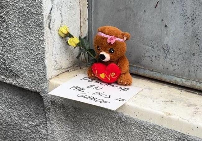 Un osito de peluche, unas rosas amarillas y un cartel en el que se lee: 'Descansa en paz. Dios te guarde', recuerda el triste suceso esta mañana en la calle Irumineta.