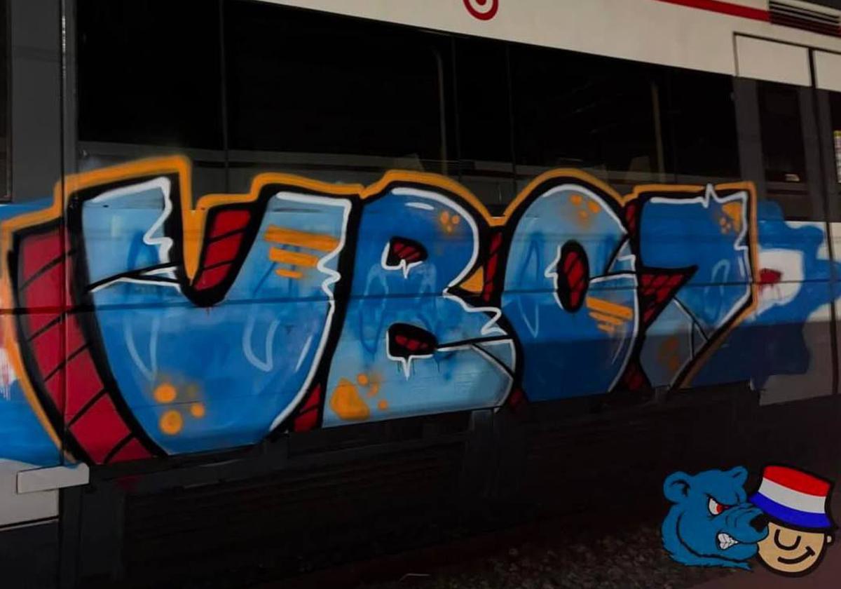Radicales del Rangers pintan un convoy de Renfe